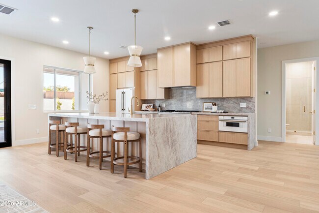 Building Photo - 5540 E Dahlia Dr