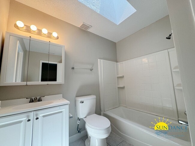 Building Photo - Newly Renovated 2BR/1.5BA Townhouse in For...