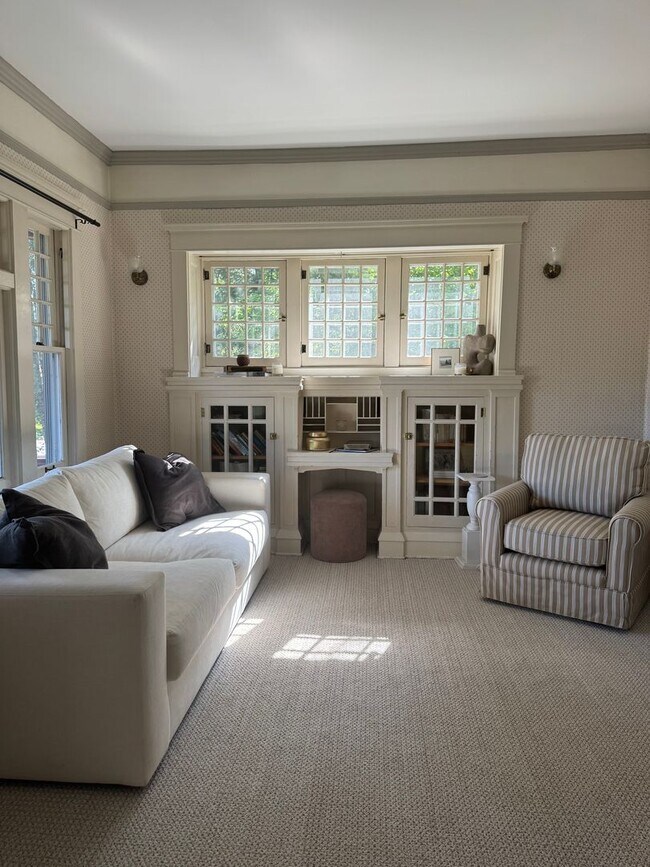 Building Photo - Beautiful Classic 4+ Bedroom 3,800 Sq. Ft....