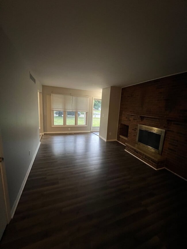 Building Photo - Beautiful 3 bedroom 1 bathroom Home (Section 8 Aproved)