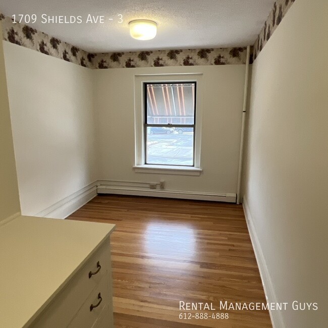 Building Photo - Huge 2 Bedroom! Completely Remodeled!