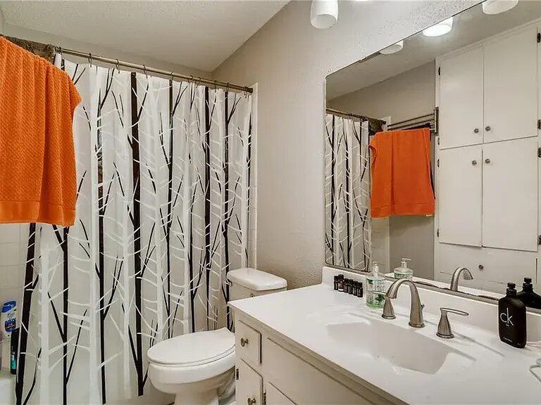 Unit A Bathroom_Decorated - 8007 Brockman St