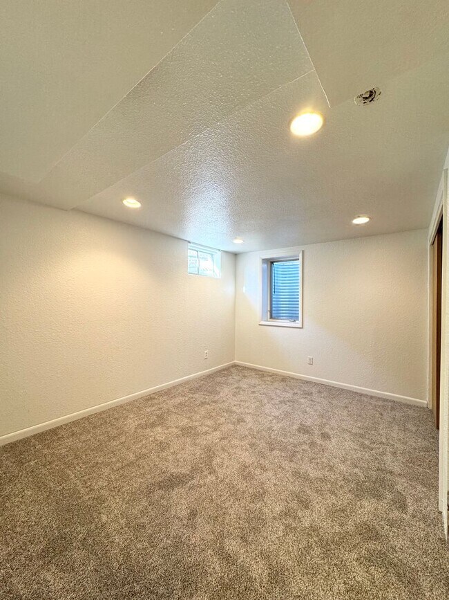 Building Photo - 5 bed 2 bath ranch with finished basement ...