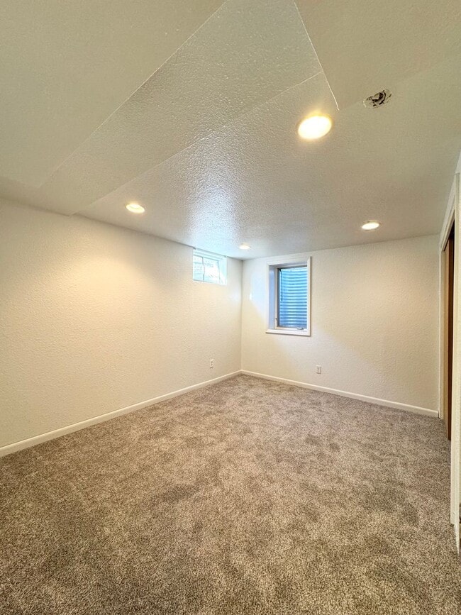 Building Photo - 5 bed 2 bath ranch with finished basement in Loveland