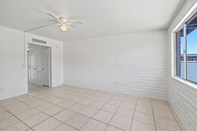 Building Photo - Eastside Spacious home