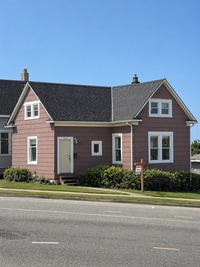 Building Photo - 5-bedroom, 2 bath home available in York neighborhood!