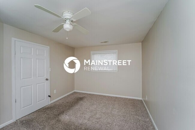 Building Photo - 3 Bedroom Pet-Friendly Home in Louisville, KY with Main Street Renewal