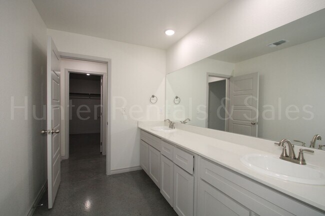 Building Photo - 805 Freedom Cir