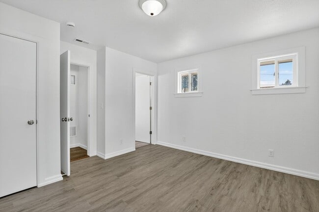 Building Photo - 4 bedroom: Single Level SE Portland Home