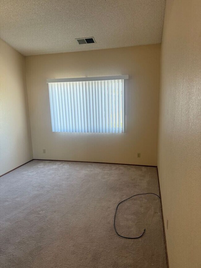 Building Photo - Wonderful 2 Bedroom, 2.5 Bath Condo!