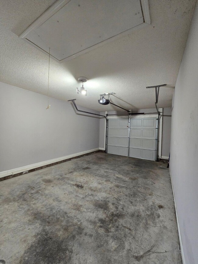 Building Photo - 810 Slidingrock Ln