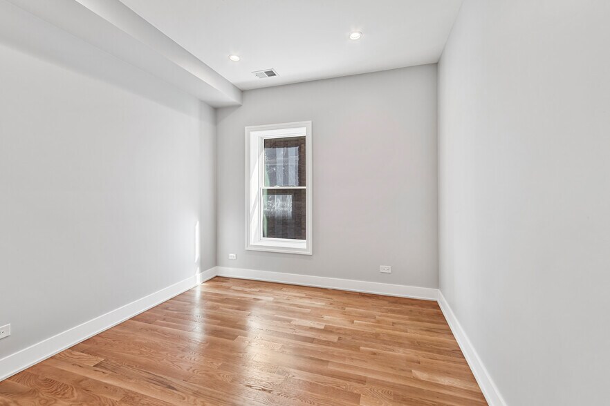 Building Photo - 935 W Winona St