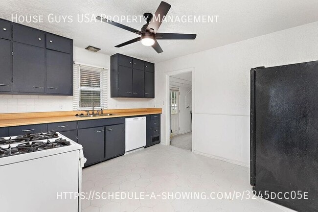 Building Photo - 5400 NE 49th St