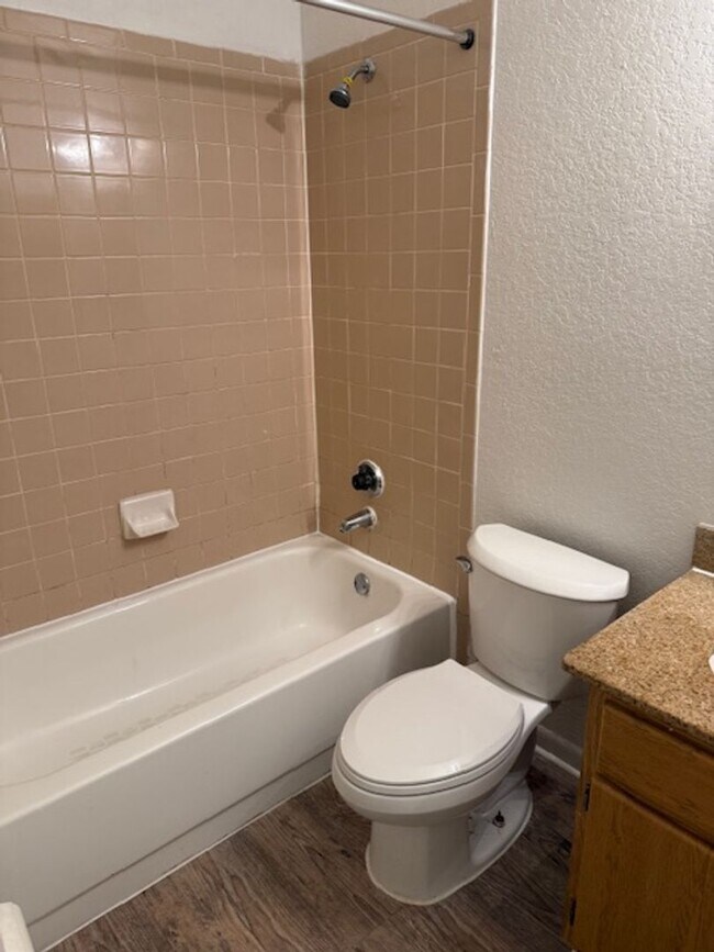 Building Photo - Lexington place ground fl One bedroom