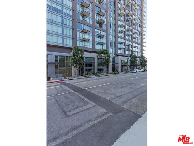 Building Photo - 1100 S Hope St