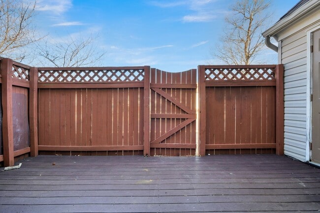 Building Photo - Updated 3-Bed, 2.5-Bath Yorktown Condo with Modern Kitchen, Parking & Community Amenities