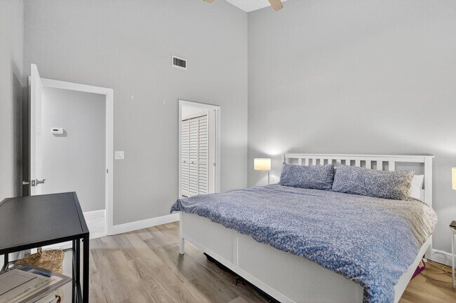 Building Photo - 5230 SE Seascape Way