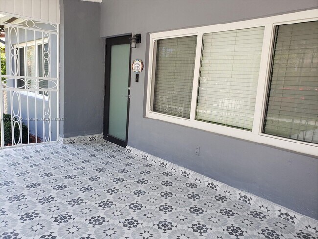 Building Photo - 1128 SW 21st Ave