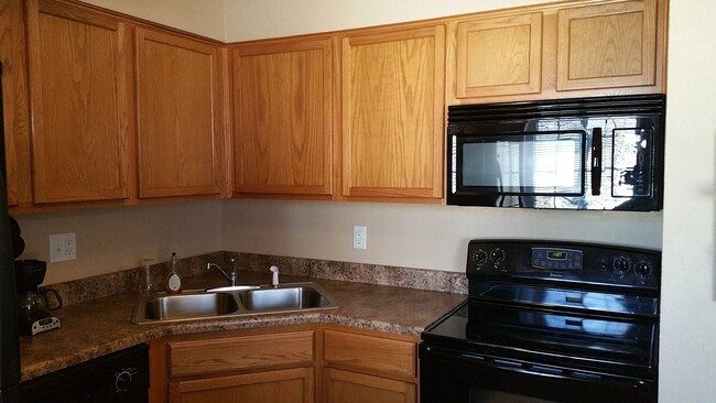 Building Photo - 1 bedroom, 1 bath apartment close to UIHC,...