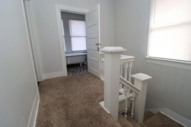 Building Photo - 4910 Colonial Dr