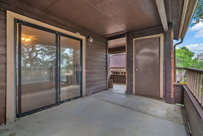 Building Photo - Where Comfort Meets Everyday Luxury!