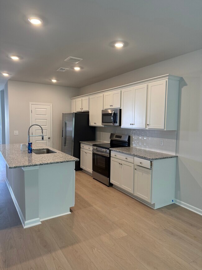 Building Photo - 119 Barefoot Dr