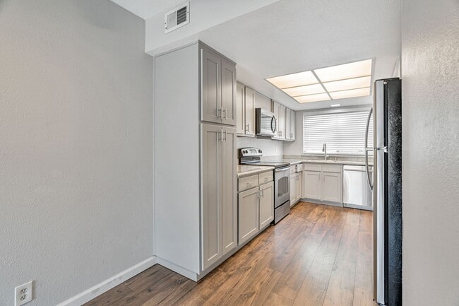 Building Photo - 2 Story Townhome
