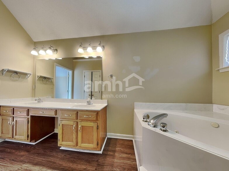 Building Photo - 9357 Bryant Trent Blvd