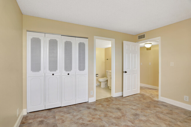 Building Photo - 3 Royal Palm Way