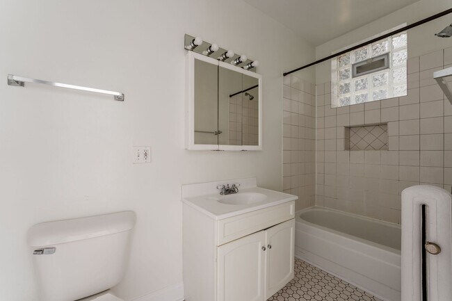 Building Photo - Albany Park - 2 Bed / 1 Bath - Heat Included