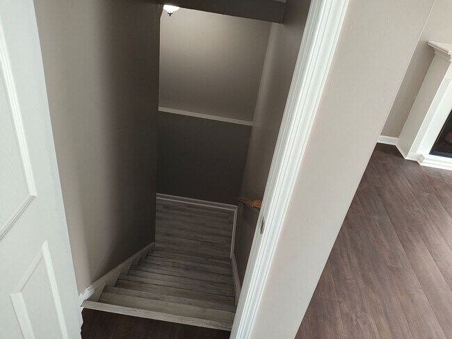 Building Photo - Beautifully maintained 4-bedroom, 2.5-bath...