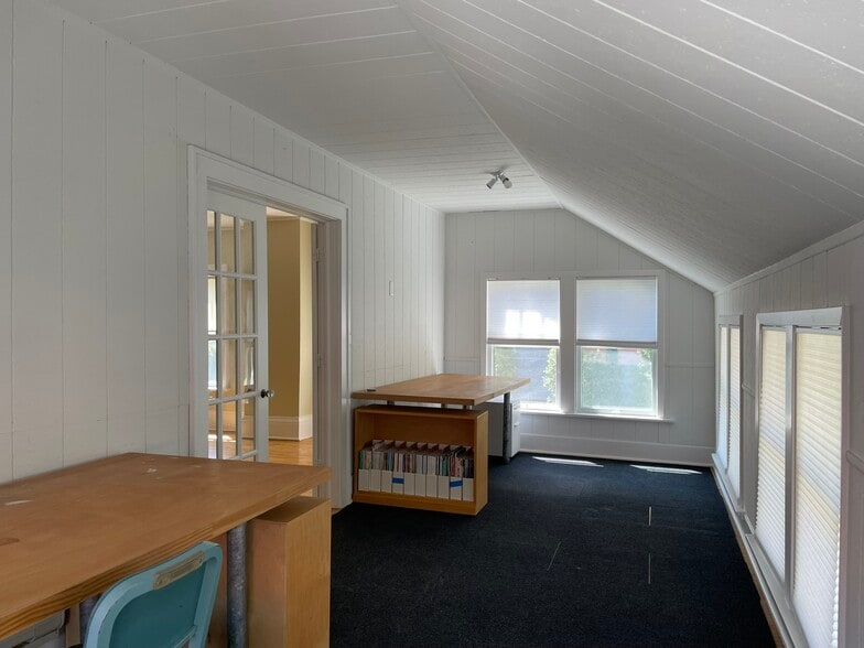 Home Office + Bonus Space - 5025 York Ave S