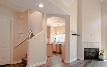 Building Photo - Gorgeous 2/2.5 condo for rent in Scottsdale.
