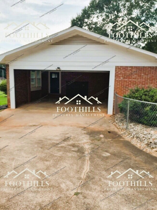 Building Photo - 202 Wedgewood Dr