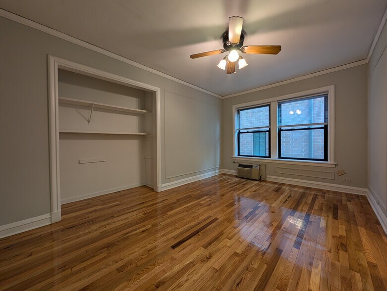 Building Photo - 832 W Wolfram St