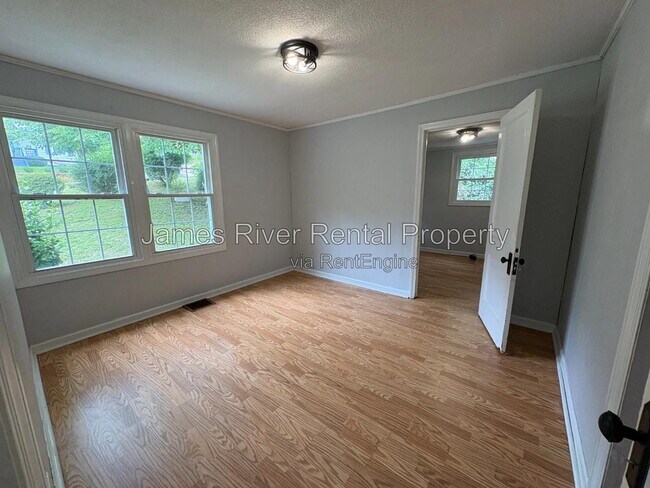 Building Photo - 1312 Laurel Ln