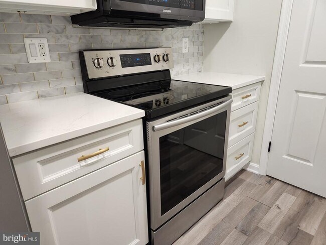 Building Photo - 5700 Olde Mill Ct