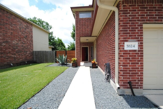 Building Photo - 5824 Grace Ln