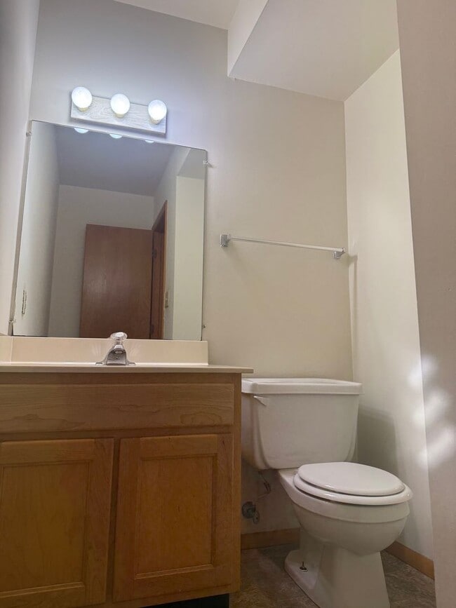 Building Photo - PRICE REDUCED! 2 Bedroom, 1.5 bath Townhou...