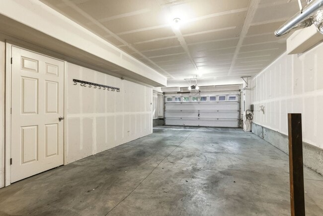 Building Photo - Available NOW Hillsboro End Unit Townhome Minutes to Intel Jones Farm, Costco, Parks 1 Small Pet OK