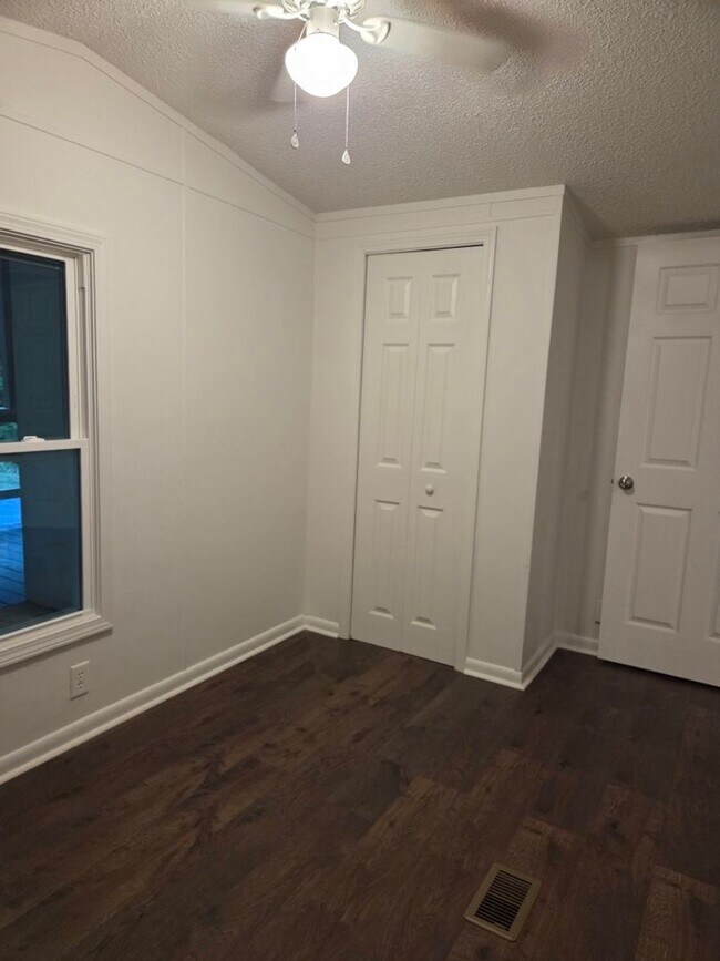 Building Photo - $1,700 - 2 Bedroom / 1 Bath Newly Remodeled Home in the Balsam Community