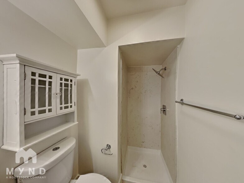 Building Photo - 2428 Drayton Dr