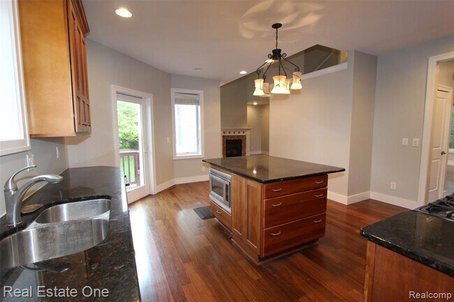 Building Photo - 1090 Oakwood Dr