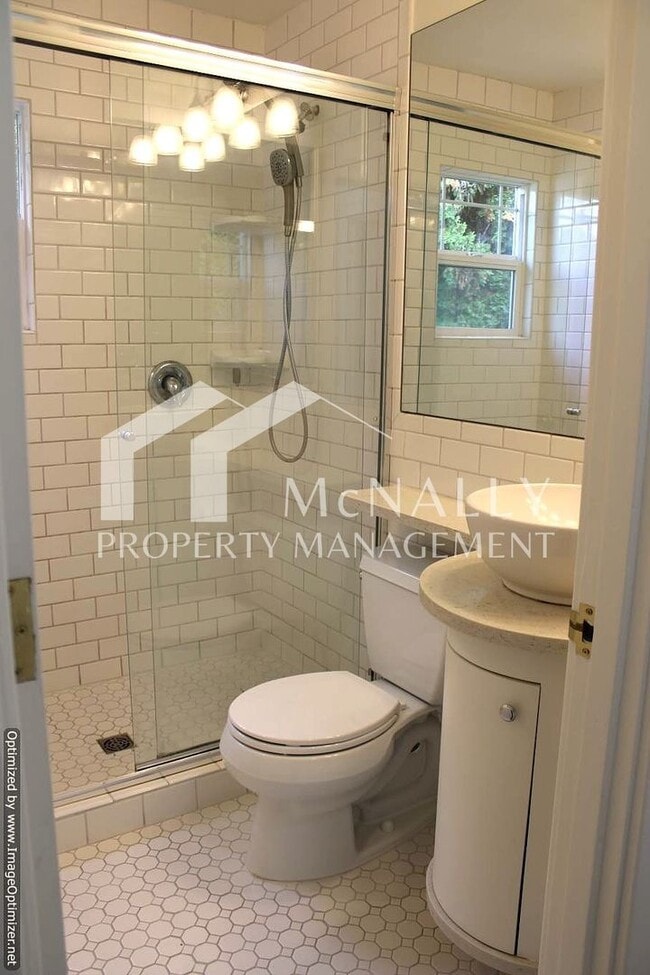 Building Photo - Bright 2 Bedroom 1 Bath Craftsman in Desir...