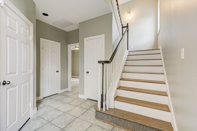 Building Photo - 3 bed, 3/1 bath updated townhome in the he...