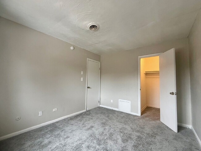 Building Photo - Charming 3-Bedroom Townhome with Fenced Yard***Open House Sunday Jan 11th - 1pm to 3pm!***