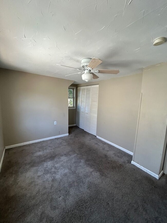 Building Photo - Charming 3-Bedroom Property in Prime Location