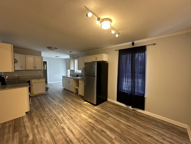 Building Photo - 1111 Timberline Dr