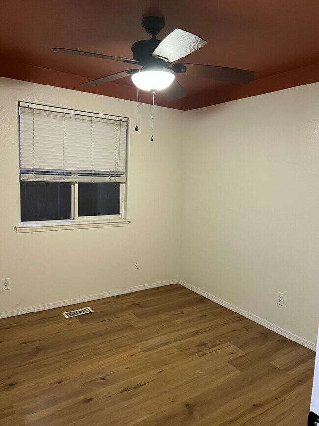 Building Photo - Welcome to this charming 3 bedroom, 2 bathroom home located in Nampa, ID.