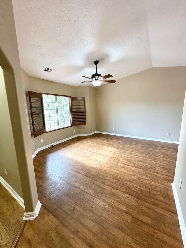 Building Photo - Great Spring Hill Estates Home!